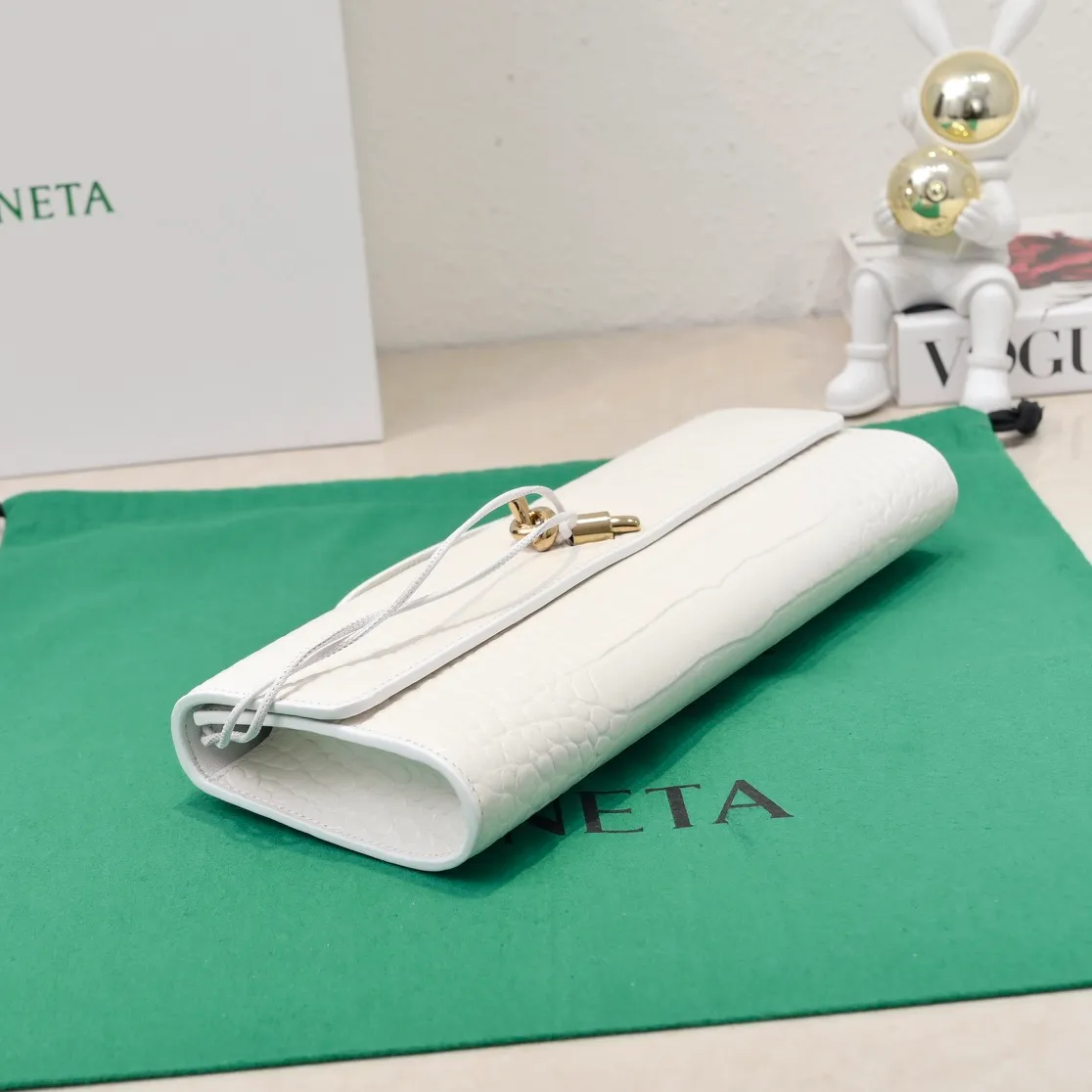 Batch 1420 Bottega Veneta Fall in love with Andiamo at first sight, new design, natural Nile rare leather crocodile pattern complex handbag, a model handbag for women, no need for color cover, no emotional camouflage, immersive depth and excitement, the classic element KNOT knot is inspired, modernist aesthetics and jewelry field craftsmanship reinterpret the knot element, bringing a clutch full of modern texture and elegant and quiet lady spirit. Style number: 1511 Size: 31*13*3cm